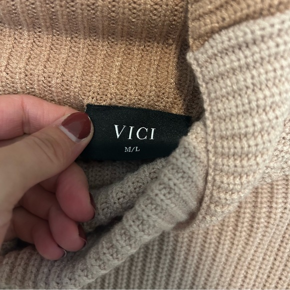 VICI Joyous Occasion Cream Colorblock Turtleneck Sweater Size Medium/Large - Picture 4 of 6
